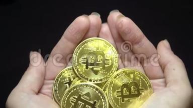 双手握着一双金色的比特币。 加密货币和金融成功概念